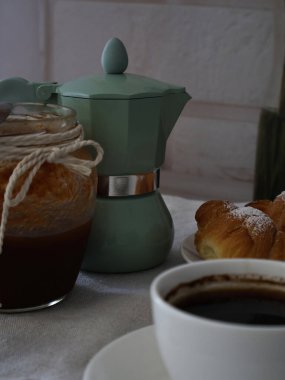 Ay çörekli kahvenin yakın çekimi..