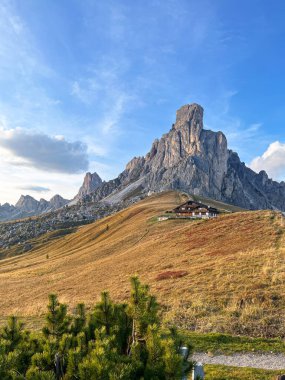 Dolomitlerin sersemletici kayalık zirveleri parlak mavi gökyüzüne karşı keskin bir şekilde yükseliyor. Doğal ihtişamın sembolü..