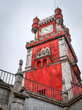Portekiz, Lizbon yakınlarındaki ünlü tarihi eser olan Sintra 'daki renkli Pena Sarayı' nın ikonik kırmızı kulesi..