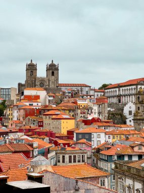 Canlı Porto şehrinin yukarıdan panoramik manzarası kırmızı çatıları, tarihi mimarisi ve manzaralı cazibesi ile