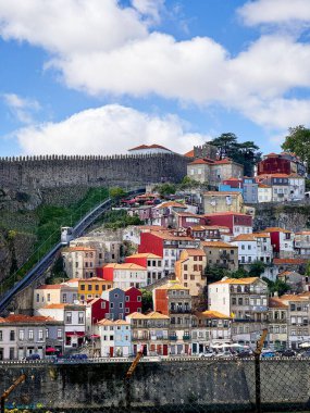 Porto, Portekiz 'in merkezindeki renkli tarihi binalarda klasik Portekiz mimarisi sergileniyor..