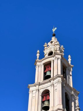  Portekiz 'deki barok mimari detaylarıyla Mafra Sarayı' nın süslü dış duvarının dikey görüntüsü..