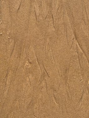 Dalgalardan sonra kumsalda bırakılan derin su izleri. Dramatik akış kalıpları.