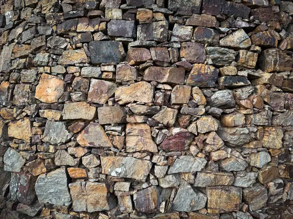 Değişik kaya boyutları ve sıcak tonlarını gösteren kaotik taş yerleştirme manzarası