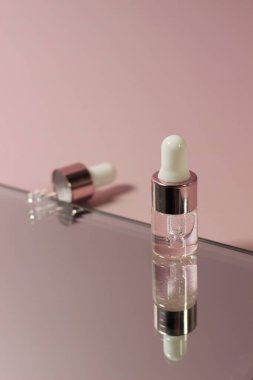 Damla kapaklı cam şişede serum. Bakım için gerekli yağ. Petrol ya da serum dolu borular..