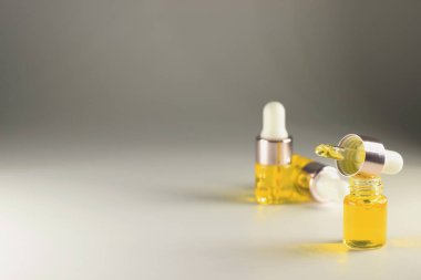 Damla kapaklı cam şişede serum. Bakım için gerekli yağ. Petrol ya da serum dolu borular..