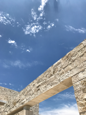Mavi gökyüzüne karşı bej tuğlalardan yapılmış geçit