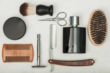 Sakallı tımar aksesuarlarının düz kompozisyonu. Erkeklerin kişisel bakım kavramı.