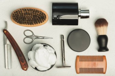 Sakallı tımar aksesuarlarının düz bileşimi..