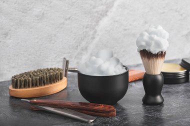 Sakallı bakım aksesuarları. Tıraş fırçası ve köpük. Erkeklerin kişisel bakım konsepti..