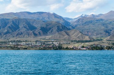 Kırgızistan 'daki Dağ Gölü Issyk-Kul, Cholpon-Ata şehri manzaralı..