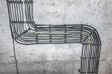 Beton tavandaki tavana elektrik kablolarının kurulumu.