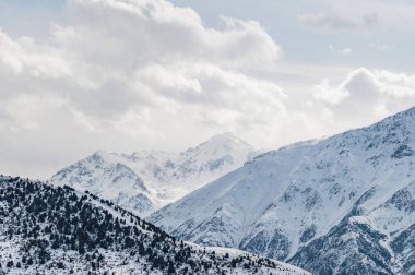 Karla kaplı dağ zirveleri. Dağ manzarası.