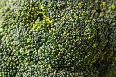 Brokolinin yeşil yüzeyi yakın plan. Doğal arka plan. Seçici odak.