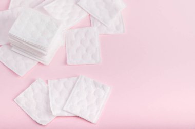 Pembe arka planda dikdörtgen pamuk pedler. Boşluğu kopyala.