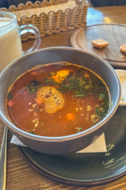 Kafedeki bir masada bir kase solyanka çorbası. Seçici odak.