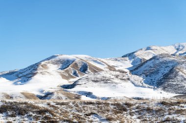 Karlı dağ tepeleri ve mavi gökyüzü. Kış yerel seyahat.