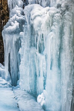 Kırgızistan 'daki Kegety vadisinde donmuş Sharkyratma şelalesi. Kış yerel seyahat.
