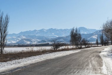 Dağlık kırsalda kış yolu. Kış yerel seyahat.