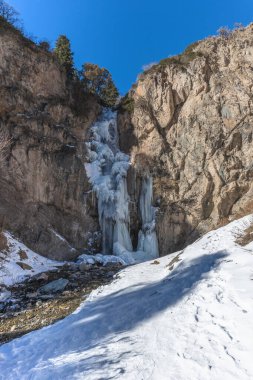 Kırgızistan 'daki Kegety vadisinde donmuş şelale. Kış yerel seyahat.