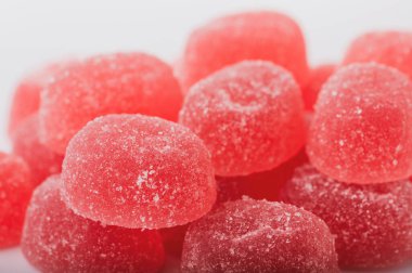 Beyaz bir arka planda nefis ahududu reçeli..