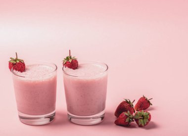 Süslü taze çilekli milkshake. Soğuk yaz içkisi. Seçici odak.