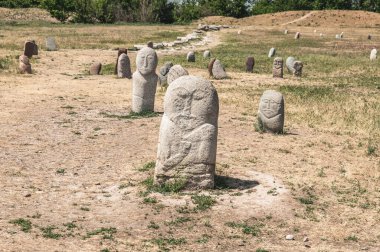  Balbals: Orta Asya 'nın antik göçebelerinin taş anıtları.