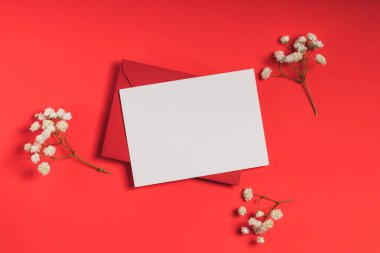 Kırmızı zarfta boş form ve kırmızı arka planda çigila var. Tebrik kartı modeli.