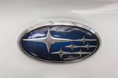 Bishkek, Kırgızistan - 12 Şubat 2024: Subaru amblemi beyaz bir kaput üzerinde.