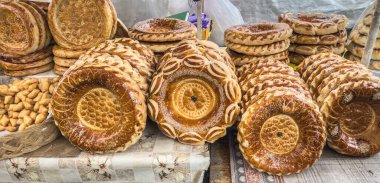 Geleneksel Orta Asya hamur işleri Bishkek 'te bir markette. Kırgız yemekleri her gün.