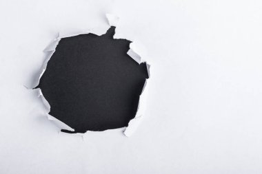 Reklam içeriğiniz ya da promosyonunuz için boşluğu olan yırtık beyaz bir arka plan. Bir nesne eklemek için boş alan. İlerleme kavramı. Kağıt yoluyla