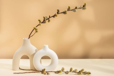 Söğüt dallı modern seramik vazolar. Parlak bahar arkaplanı.
