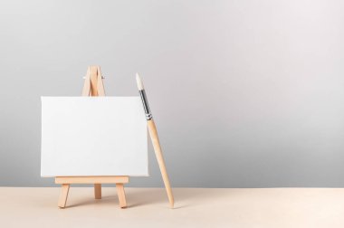 Şövaledeki minyatür tuval ve resim yapmak için fırça. Kopya alanı ile sanat yaratıcılığı kavramı.