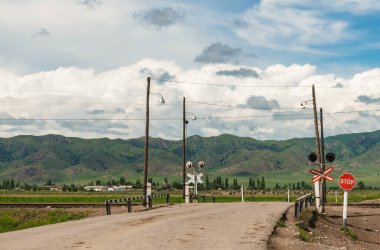 Aziz Andrew Haçı ile eski demiryolu geçidi ve dağlarda bir dur işareti. Demiryolu. Dağlarda..