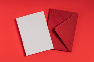 Tebrik kartı, davetiye modeli. Kırmızı zarf ve kırmızı arkaplanda boş kart.