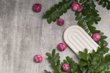 Tebrik kartı modeli, düğün davetiyesi, tebrikler. Beton arka planda leylak gül tomurcukları, yeşil dallar ve alçı kalıbı..