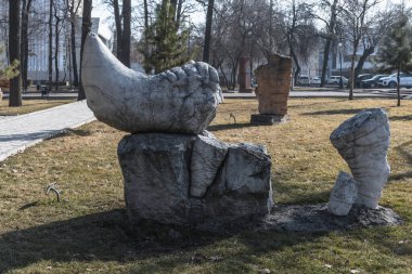 Bishkek, Kırgızistan - 22 Şubat 2025: Oak Park, Bishkek 'teki Açık Hava Heykel Müzesi.