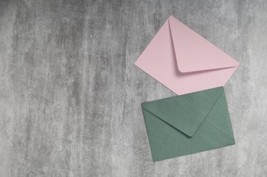 Tebrik kartı modeli, düğün davetiyesi. Beton arka planda iki zarf.