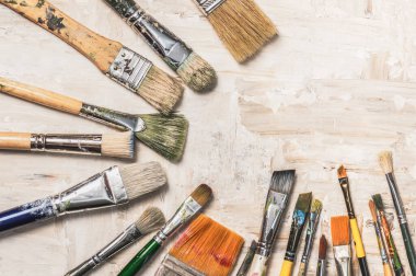 Astarlı tuvalde farklı boyutlarda sanat fırçaları.