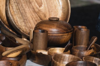 Bir market tezgahında el yapımı ahşap aletler. Seçici odak.