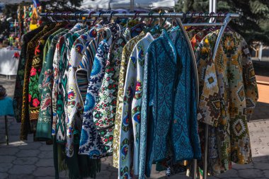 Sokak tezgahında çok renkli işlemeli Kırgız Ulusal Geleneksel Kıyafetler. Seçici odak.