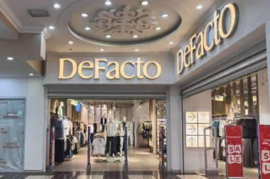 Bishkek, Kırgızistan - 5 Mart 2025: Bishkek Alışveriş Merkezi 'ndeki DeFacto giyim mağazası.