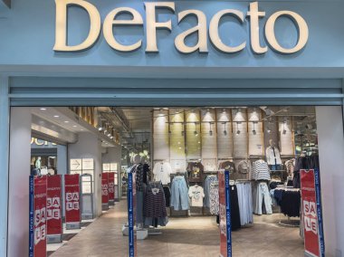 Bishkek, Kırgızistan - 5 Mart 2025: Bishkek alışveriş merkezindeki DeFacto giyim mağazasının cephesi.