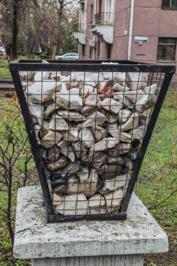 Vazzon çiçek tarhı kentsel bir arazide taşlarla gabion örgüsünden yapılmıştır..