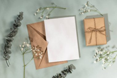 Davetiye modeli, tebrik kartı. Kraft zarfı, boş kart ve hediye kutusu içinde gypìila ve okaliptüs dalları var..