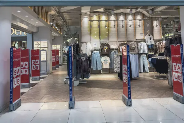 Bishkek, Kırgızistan - 5 Mart 2025: Bishkek alışveriş merkezindeki DeFacto giyim mağazası.