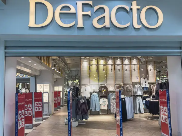 Bishkek, Kırgızistan - 5 Mart 2025: Bishkek alışveriş merkezindeki DeFacto giyim mağazasının cephesi.