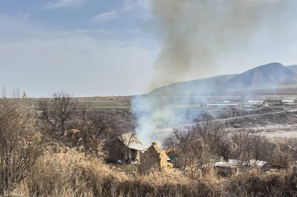 Bishkek, Kırgızistan - 23 Mart 2025: Dağlardaki küçük bir evde yangın.