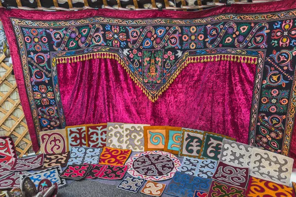 Bişkek, Kırgızistan - 21 Mart 2025: Bir yurdu geleneksel Kırgız keçeli gömleklerle donatmak. Geleneksel el sanatları festivali.