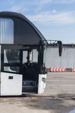 Tur otobüsünün kapısı açık. Bir tura davetiye.